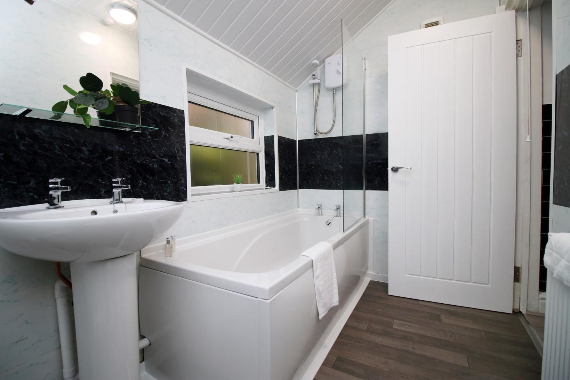 Spacious 4 Bedroom House - Moira Lodge By Ty Sa Cardiff Exterior photo